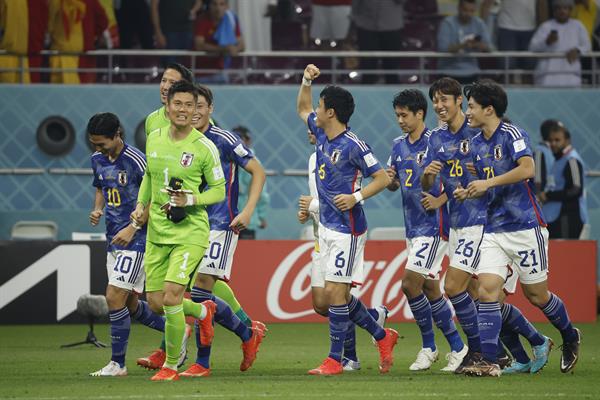 Los jugadores japoneses celebran tras la sorpresiva victoria ante España, ahora fijan su mirada en Croacia, a quien enfrentarán el próximo lunes.