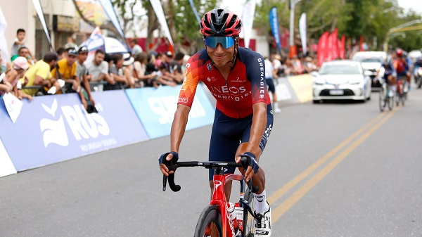 Egan Bernal y ‘su parte médico’ tras el retiro de la Vuelta a San Juan pendiente al nuevo desafio que tendrá el colombiano.