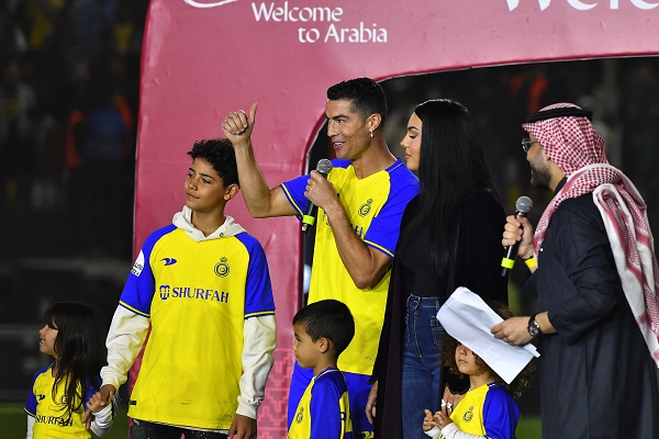 Cristiano Ronaldo junto a sus cuatro hijos y esposa en la presentación como nuevo jugador del Al Nassr.
