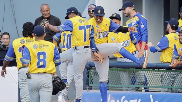 El pitcher abridor de Colombia fue Randy Consuegra, quien lanzó tres y dos tercios. Lo relevó Hernando Mejía (1.0), quién fue el pitcher ganador.
