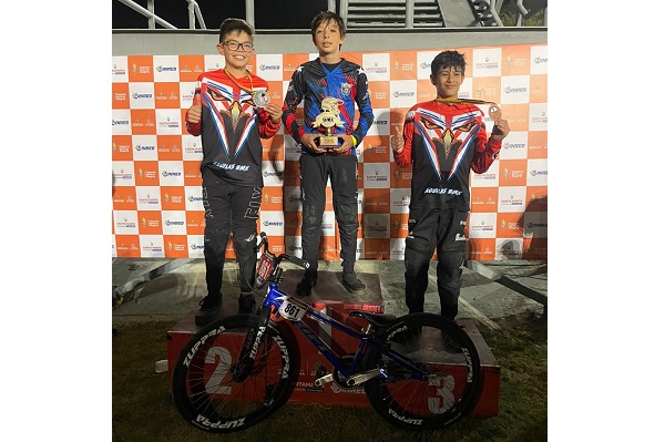 Andrés Miguel María Lacouture en el podio de ganadores, con el primer lugar del torneo.
