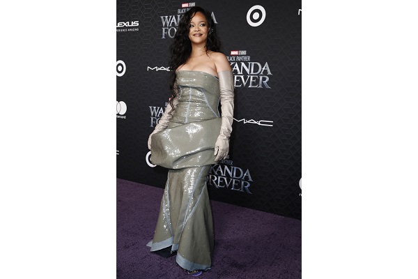La gran protagonista del espectáculo del Super Bowl de 2023, hoy domingo,  en el State Farm Stadium en la ciudad de Glendale, Arizona, será Rihanna, que contará con un espectáculo de luces y colores. (Foto EFE/EPA/Caroline Brehman) 