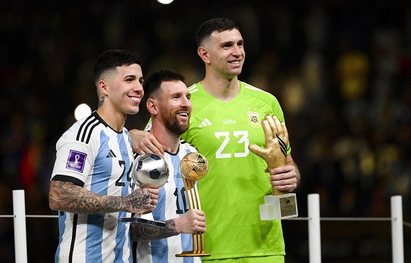Tres argentinos lideran el podio para quedarse con las posiciones del once ideal de la Fifa.