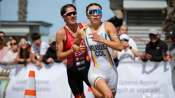 Deportista Carolina Velásquez, ganando la medalla de oro en la Copa América de Triatlón. 