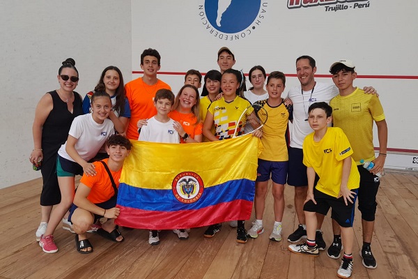 En total, está Selección Colombia Juvenil sumó siete preseas doradas, dos de plata y nueve de bronce, en la imagen se ven a las nuevas promesas del squash que dejaron en alto el nombre de Colombia.