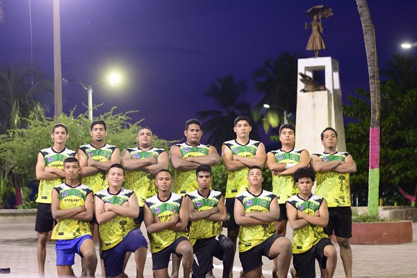El club de Caimanes”, junto a su principal miembro y entrenador, Carlos Pérez.