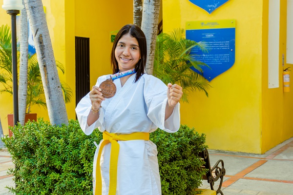 Mariana Flórez Martínez, estudiante del V semestre de Derecho de la Universidad Sergio Arboleda, con el bronce destacando en la Campeonato Nacional de Karate.
