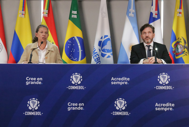 El presidente de la Conmebol, Alejandro Domínguez, y la ministra del Deporte de Brasil, Ana Moser, hablan durante una rueda de prensa hoy