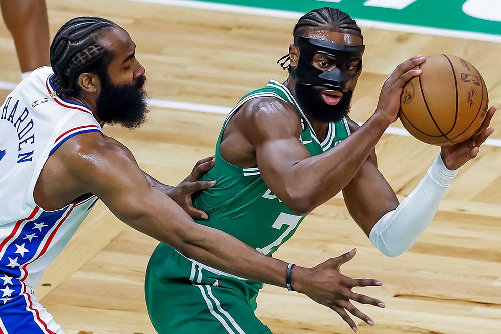 Con un poderoso 7 de 15 en triples, Boston dio forma a un demoledor 35-16 en ese periodo ante unos Sixers sin respuestas en defensa y estancados en ataque.