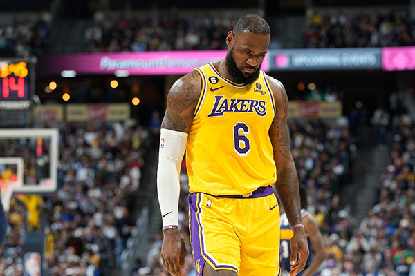Lebron James, quedó golpeado después de la segunda derrota ante Denver Nuggets que ganó por la mínima al equipo de los Lakers.
