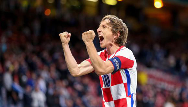 Luka Modric sigue concentrado en su selección y desmiente rumores de su posible salida del cuadro madrileño.