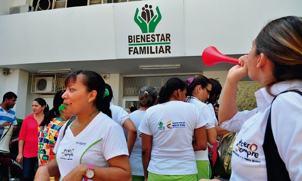 Las madres comunitarias exigen que se les pague sus honorarios.