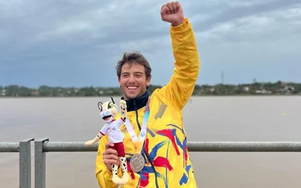 Con un ejemplar dominio en la modalidad wakeboard, de esquí náutico, el samario Jorge Rocha logró llevarse no sólo la importante presea en el certamen, sino los mejores comentarios por parte de los especialistas. Desde aquel afamado título logrado en el 2017, con ocasión de los Juegos Bolivarianos, los samarios y magdalenenses vieron y empezaron a valorar el gran talento de Rocha.Cabe resaltar que el samario es considerado uno de los más connotados atletas en su modalidad, con un amplio recorrido en certámenes internacionales, sobre todo en suelo suramericano.