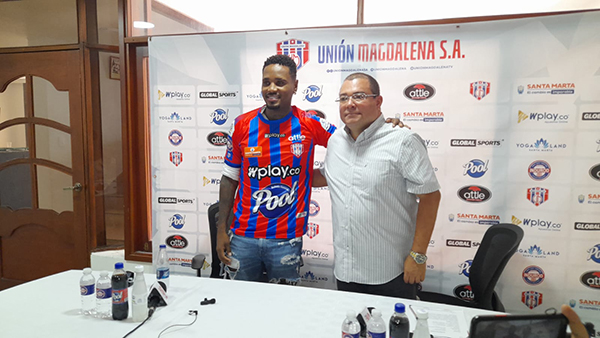 Gustavo Torres, atacante colombiano en su presentación, junto al presidente del Unión Magdalena, Alberto Mario Garzón.