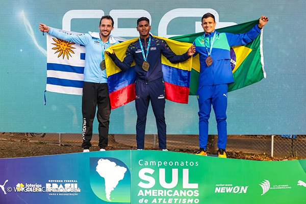 Arnovis Dalmero, se colgó para Colombia la medalla de oro en la prueba de salto largo.