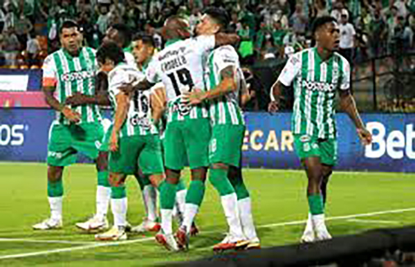 Una de las ausencias por lesión en Atlético Nacional es el portero Kevin Mier, en valoraciones médicas por una molestia muscular. 