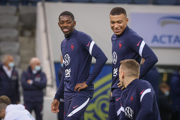 Mbappe y Dembélé ya piensan en el partido de hoy para poder conseguir los primeros tres puntos del campeonato.