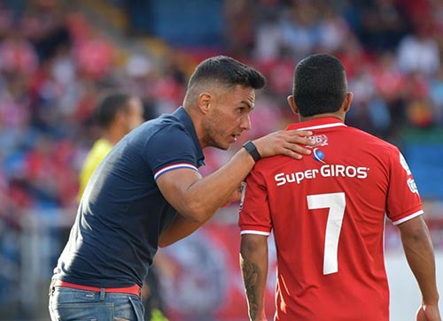 Lucas Gonzalez sigue en la ‘cuerda floja’ y sí los resultados no respaldan su trabajo corre riesgo de que sea cesado del cargo.