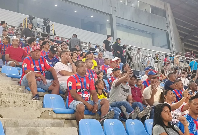 Hinchas del Unión en la tribuna Occidental en el partido contra La Equidad en Santa Marta.