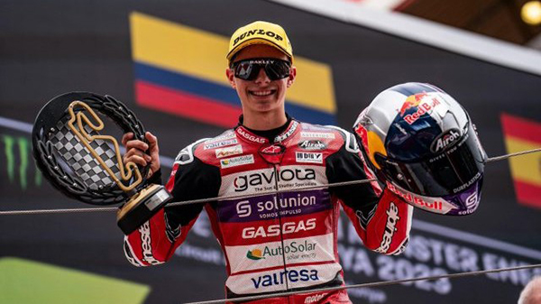David Alonso celebra su victoria en el podio, rodeado de la emoción del equipo tras su impresionante actuación en el circuito de Barcelona.