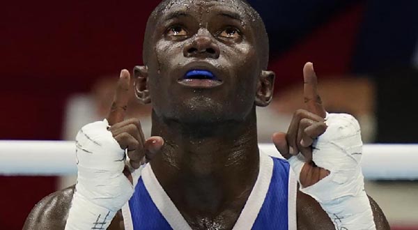 El boxeo, con el medallista olímpico Yuberjen Martínez, y los clavados, continuarán con el programa deportivo colombiano en la jornada sabatina.