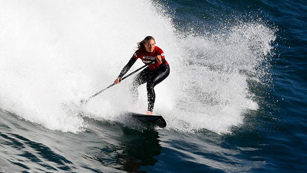 Esta imagen captura el momento histórico en el que la deportista se convirtió en la primera colombiana en ganar una medalla de oro en la delegación de surf de Colombia en los Juegos Panamericanos..