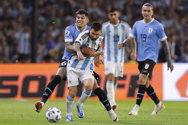 Argentina no aprovechó su localía y cayó 2x0 ante un Uruguay diferente en este clasificatorio.