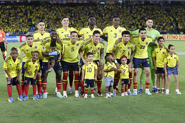 Colombia viene agrandado tras su primera victoria ante Brasil y quiere hacer lo propio en su visita ante Paraguay. 