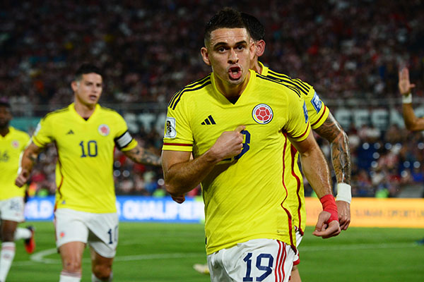 Jugadores de Colombia celebraron el gol de Rafael Santos Borré en un partido de las Eliminatorias Sudamericanas para la Copa Mundo de Fútbol 2026 entre Paraguay y Colombia en el estadio Defensores del Chaco.