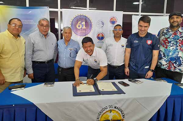 El rector de la Unimagdalena, Pablo Vera, en la firma oficial del convenio.