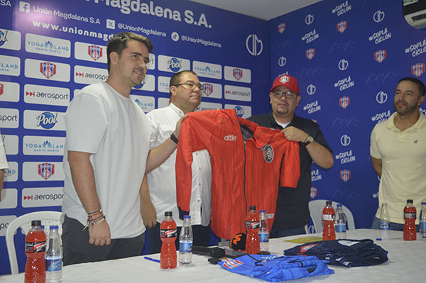  Álvaro Hernández siendo presentado oficialmente como el nuevo director técnico que liderará al club durante la temporada 2024-l
