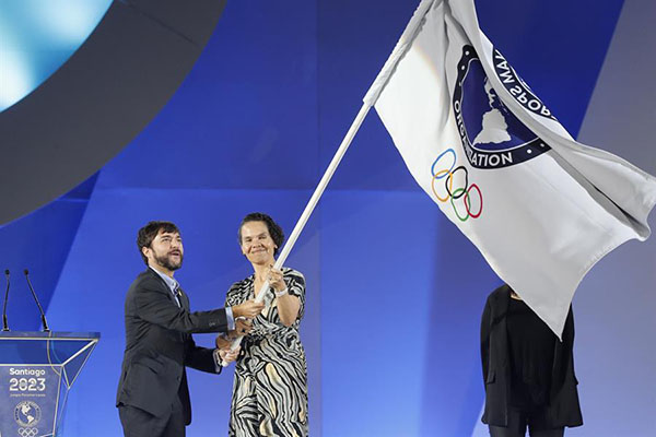 Fotografía de archivo fechada el 5 de noviembre de 2023 que muestra al alcalde de Barranquilla (Colombia), Jaime Pumarejo (i), junto a la ministra del Deporte de Colombia, Astrid Rodríguez, mientras ondean la bandera de Panam Sports en la ceremonia de clausura de los Juegos Panamericanos 2023.