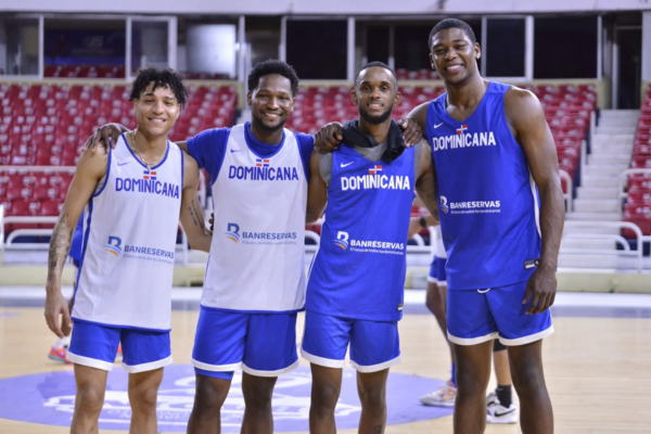 La selección de baloncesto dominicana se prepara para enfrentar a México en la primera ventana clasificatoria para la FIBA AmeriCup 2025, con el capitán Víctor Liz liderando un equipo de jugadores talentosos y experimentados. 