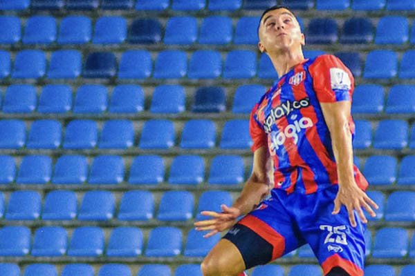    Tras mencionarse el presunto interés del equipo samario por parte del mediocampista argentino Agostino Spina, finalmente se concretó lo que tanto se estaba rumoreando y es que el volante y joven promesa de tan solo 22 años, vuelve a las arcas del equipo samario, en donde deberá tener la tarea de responder y aliviar los problemas en la mitad de la cancha que se han presentado en los últimos partidos del onceno bananero.  El jugador de 22 años, que ya había dejado una huella imborrable durante la temporada 22/23, se sometió de inmediato a los exámenes de rutina en el Centro de Alto Rendimiento Deportivo y Estudios Biomédicos de la Universidad del Magdalena, mostrando que contaba con las condiciones físicas para estar presente en el club, se espera que tenga su debut oficial en el partido por Copa ante Tigres este jueves, a las 3 de la tarde.     Finalmente se de resaltar que durante su anterior estadía, el centrocampista acumuló un total de 1846 minutos en el campo, contribuyendo de manera significativa al desempeño exitoso del Unión Magdalena.
