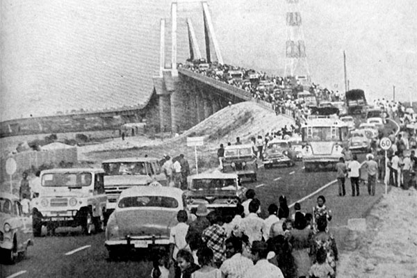 Momento en el que se abre el paso por el Puente ‘Laureano Gómez’ por primera vez. Foto tomada de internet publicada por El Heraldo en especial del 6 de abril de 2014.
