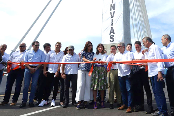 El Presidente de la República, Iván Duque, en compañía de la Vicepresidenta Marta Lucía Ramírez y de la Ministra de Transporte, Ángela María Orozco, pusieron al servicio de los ciudadanos el nuevo Puente Pumarejo. Foto Invías El Presidente de la República, Iván Duque, en compañía de la Vicepresidenta Marta Lucía Ramírez y de la Ministra de Transporte, Ángela María Orozco, pusieron al servicio de los ciudadanos el nuevo Puente Pumarejo. Foto Invías