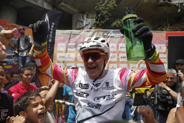 Colombiano rompe récord al subir 223 escaleras de Comuna 13 de Medellín en 8 minutos