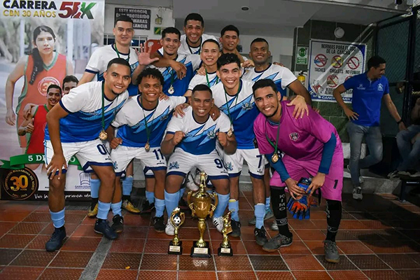 En la imagen se muestra al equipo campeón de la CBN en Santa Marta, quienes lograron imponerse con un marcador de 18-8 ante Contabilidad A.