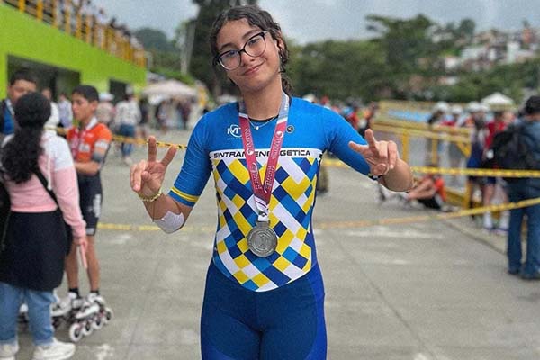 En la imagen la deportista samaria Ana Lucia Rosado Rojas, posando con sus medallas, tras haber demostrado ser una de las mejores en su categoría.