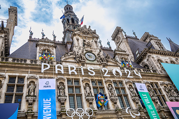 La fachada del Ayuntamiento de París decorada con los anillos olímpicos el pasado 24 de marzo de 2024. A partir del 17 de abril, fecha en la que restan 100 días para la inauguración, comienza la cuenta atrás para el comienzo de la gran cita deportiva del año. (Foto EFE/EPA/Christophe Petir Tesson) La fachada del Ayuntamiento de París decorada con los anillos olímpicos el pasado 24 de marzo de 2024. A partir del 17 de abril, fecha en la que restan 100 días para la inauguración, comienza la cuenta atrás para el comienzo de la gran cita deportiva del año. (Foto EFE/EPA/Christophe Petir Tesson)