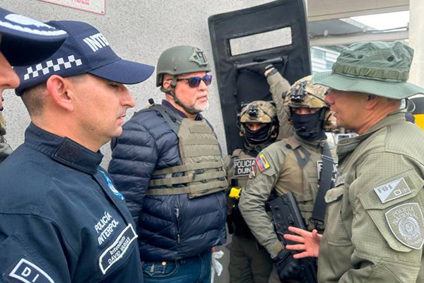 Salvatore Mancuso, exjefe paramilitar de las Autodefensas Unidas de Colombia (AUC), está a punto de salir libre tras la revocación de 57 medidas de aseguramiento por parte de la justicia colombiana.
