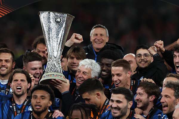 El principal entrenador del Bérgamo, Gian Piero Gasperini, sostiene el trofeo mientras celebra con su equipo tras ganar la final de la UEFA Europa League del Atalanta.