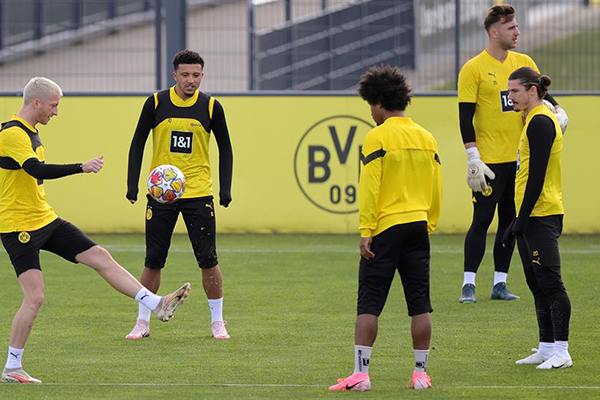 Marco Reus y Jadon Sancho de Dortmund asisten a la sesión de entrenamiento del equipo antes de la final de la Liga de Campeones.