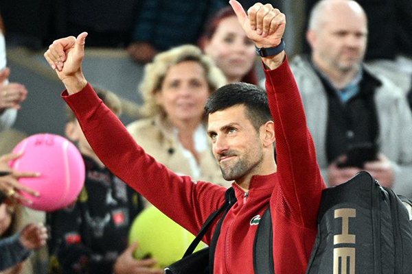 Novak Djokovic de Serbia reacciona después de ganar su partido de segunda ronda de individuales masculinos contra Roberto Carballés Baena de España.