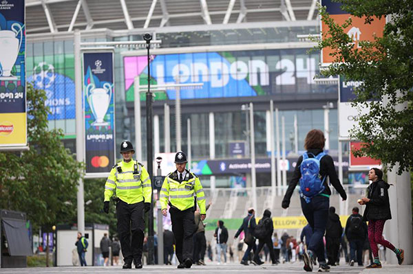 Oficiales de policía patrullan el área fuera del estadio de Wembley en Londres, Gran Bretaña. Oficiales de policía patrullan el área fuera del estadio de Wembley en Londres, Gran Bretaña.