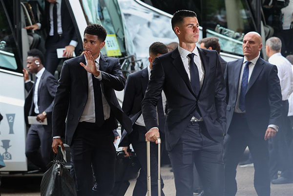 Los jugadores del Real Madrid Jude Bellingham y Kepa Arrizabalaga a la llega del conjunto a Londres, este jueves. Los jugadores del Real Madrid Jude Bellingham y Kepa Arrizabalaga a la llega del conjunto a Londres, este jueves.