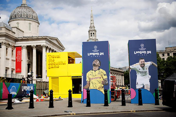 Se han puesto decoraciones para la final de la Liga de Campeones de la UEFA en Trafalgar Square, Londres.
