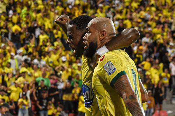 Bucaramanga y Santa Fe definen quién será el campeón del balompié colombiano. 
