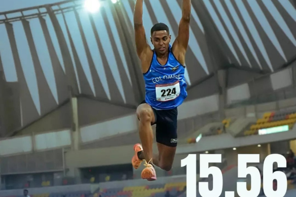 Santiago Therán, tras coronarse campeón juvenil suramericano de salto largo en Lima. 