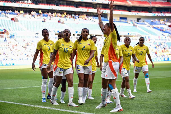 Jugadoras de Colombia celebrando un gol contra Nueva Zelanda en un partido de fútbol femenino en los Juegos Olímpicos.
